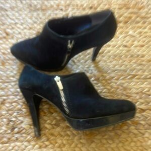 Chic Jet Black Velvety Super SEXY Marc Fisher Ankle Boots side Chrome zipper